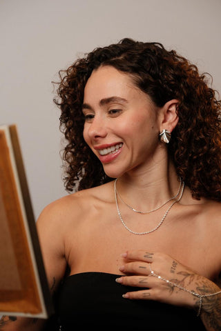 Choker elo bolinha amassada em prata 925, acabamento polido e design moderno, leve e hipoalergênico.