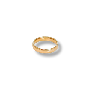 Aliança dourada em aço inoxidável com acabamento polido, resistente e hipoalergênica, que não escurece e é perfeita para presentear com estilo.