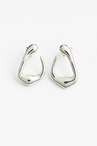 Brinco de forma orgânica modelo gancho vazado banhado a prata 925 – UNA Semijoias e Aço