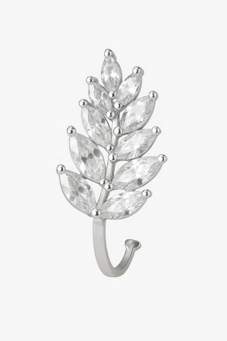 Brinco de pressão folhagem com zircônias, acabamento polido e design sofisticado, leve, confortável e hipoalergênico.