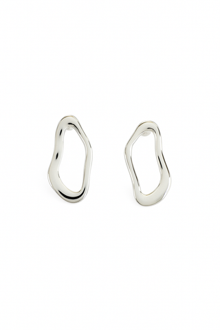 Brinco de forma orgânica modelo C banhado a prata 925 – UNA Semijoias e Aço