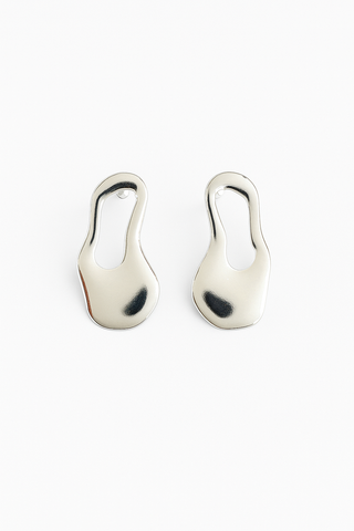 Brinco de forma orgânica oval com ponta cheia banhado a prata 925 – UNA Semijoias e Aço