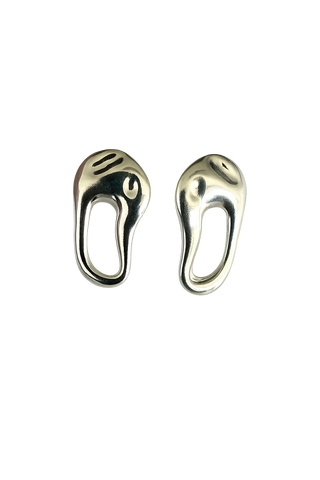 Brinco de forma orgânica oval pequeno vazado banhado a prata 925 – UNA Semijoias e Aço