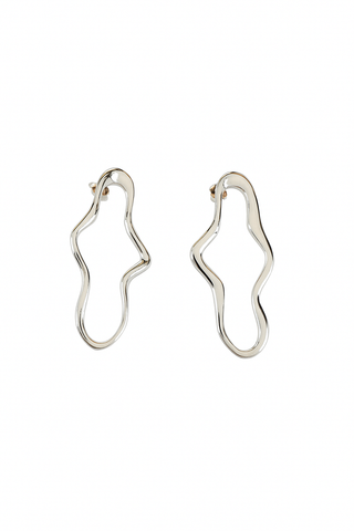 Brinco de forma orgânica oval ondulado banhado a prata 925 – UNA Semijoias e Aço