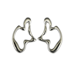 Brinco de forma orgânica oval estilo B banhado a prata 925 – UNA Semijoias e Aço