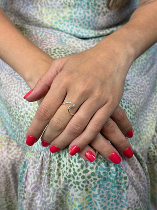 Anel onda em prata 925 com acabamento polido e design fluido, leve, resistente e hipoalergênico, ideal para uso diário.