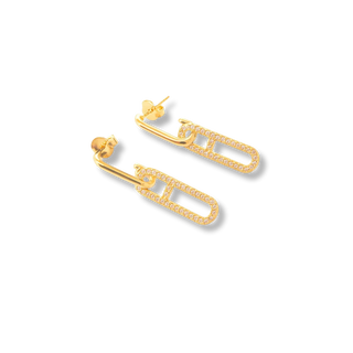 Brinco balanço elo cravejado com zircônias, folheado a ouro 18K, acabamento polido e design elegante, leve, hipoalergênico e resistente.