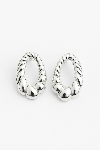 Brinco de forma orgânica oval com detalhes em bolinhas banhado a prata 925 – UNA Semijoias e Aço