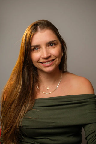 Colar letra em ouro 18k, acabamento polido e delicado.