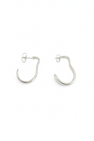 Brinco de forma orgânica curvado fino banhado a prata 925 – UNA Semijoias e Aço