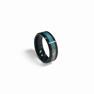 anel masculino de aço bicolor nas cores prata e azul com design moderno da una semijoias e aço