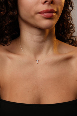 Colar letra em prata 925, acabamento polido e leve.