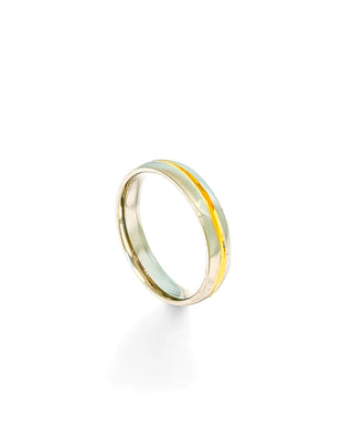 Aliança masculina de aço inox 316L com filete IP gold da UNA Semijoias e Aço em fundo branco, semijoia hipoalergênica sofisticada para uso diário.