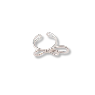 Anel laço banhado a ouro 18k e ródio, design delicado e acabamento sofisticado UNA Semijoias.