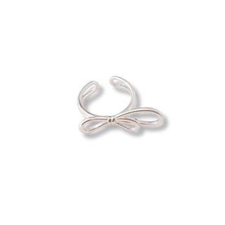 Anel laço banhado a ouro 18k e ródio, design delicado e acabamento sofisticado UNA Semijoias.