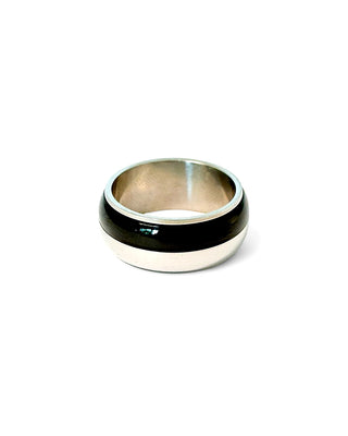 Anel masculino de aço inox 316L com faixa preta central da UNA Semijoias e Aço em fundo branco, semijoia hipoalergênica moderna para uso diário.