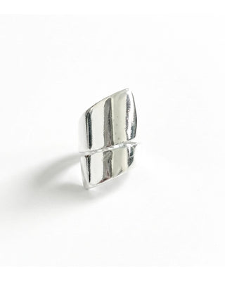 Anel de voltas banhado a prata 925 da UNA Semijoias e Aço em fundo branco, em close, com design moderno e superfície polida em destaque.