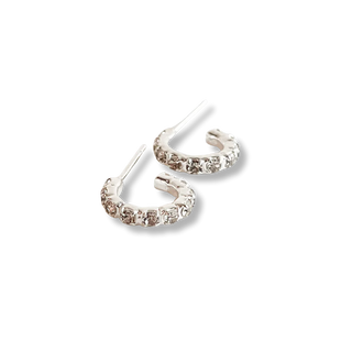 Argola fechada zircônia prata, design elegante e acabamento refinado UNA Semijoias.