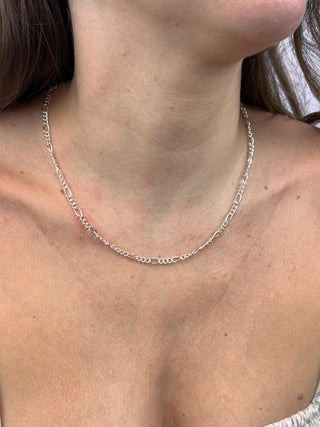 Colar Fígaro em prata 925, acabamento polido e design clássico.