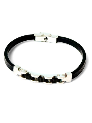 Bracelete masculino de aço inox 316L com couro black estilo motorcycle da UNA Semijoias e Aço em fundo neutro, acessório resistente e moderno em destaque.