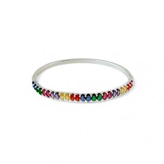 Bracelete banhado a prata da UNA Semijoias e Aço, cravejado com zircônias coloridas na parte frontal, em fundo branco, semijoia fina de luxo para dia a dia e eventos.