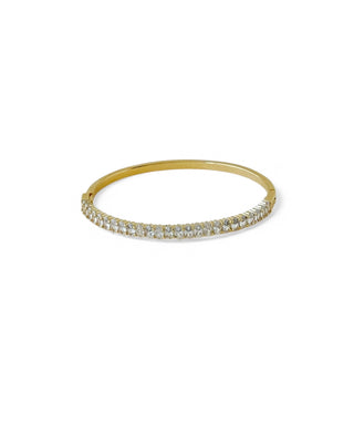 Bracelete banhado a ouro 18k da UNA Semijoias e Aço, cravejado com zircônias transparentes na parte frontal, em fundo branco, semijoia fina de luxo.