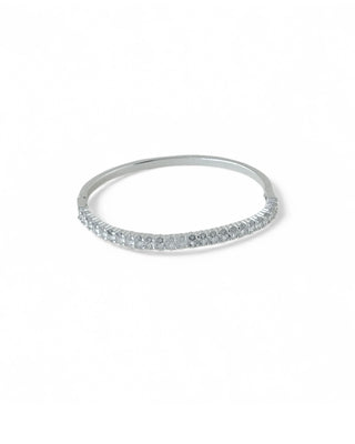 Bracelete banhado a prata 925 da UNA Semijoias e Aço, cravejado com zircônias transparentes na parte frontal, em fundo branco, semijoia fina de luxo.