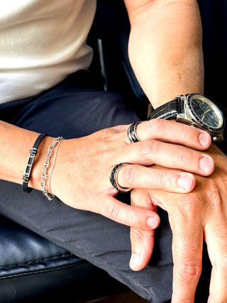 Bracelete masculino de aço inox com silicone preto da UNA Semijoias e Aço no pulso masculino em close, acessório moderno e resistente em destaque.