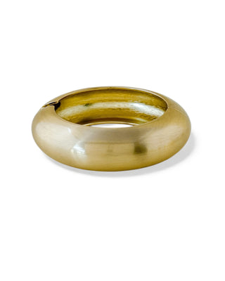 Bracelete maxi oval fosco dourado da UNA Semijoias e Aço em fundo branco, bijuteria fina com design moderno e acabamento delicado e liso.