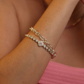 Bracelete trevo com zircônias cravejadas banhado a prata 925 da UNA Semijoias e Aço em fundo branco, semijoia delicada de design moderno.