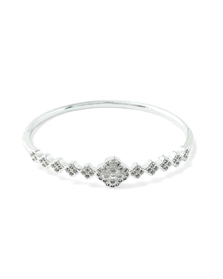 Bracelete trevo com zircônias cravejadas banhado a prata 925 da UNA Semijoias e Aço em fundo branco, semijoia delicada de design moderno.