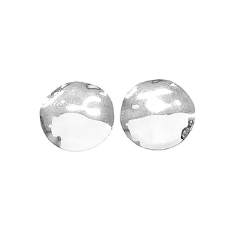 Brinco círculo amassado banhado a prata 925 da UNA Semijoias e Aço em fundo branco, semijoia hipoalergênica moderna e versátil para o dia a dia.