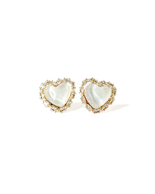 Brinco coração médio em madrepérola cravejado de zircônias banhado a ouro 18k da UNA Semijoias e Aço em fundo branco, em close frontal.