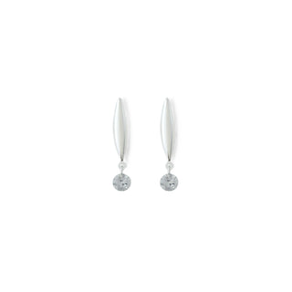 Brinco pequeno sanca fina com ponto de luz banhado a prata 925 da UNA Semijoias & Aço em fundo branco, semijoia delicada e sofisticada.