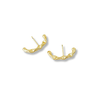 brinco earhook trabalhado organico banhado a ouro 18k