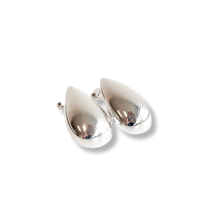 Brinco gota chapa prata, design minimalista e acabamento de luxo UNA Semijoias.