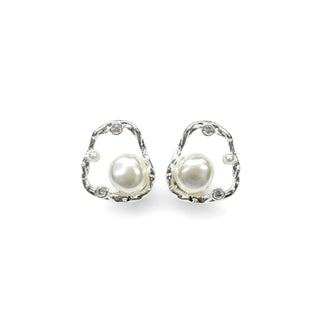 Brinco médio orgânico com pérolas banhado a prata 925 da UNA Semijoias e Aço, com design sofisticado e acabamento polido em fundo branco.