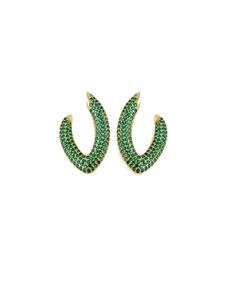 Brinco médio em formato de V cravejado com zircônias verdes, banhado a ouro 18k da UNA Semijoias e Aço em fundo branco, semijoia fina de luxo.