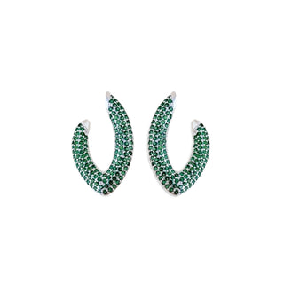 Brinco médio em formato de V cravejado com zircônias verdes, banhado a prata 925 da UNA Semijoias e Aço em fundo branco, semijoia fina de luxo.