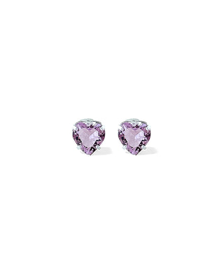 Brinco pequeno de coração com pedra de vidro rosa claro banhado a prata 925 da UNA Semijoias e Aço em fundo branco, em vista frontal do par.