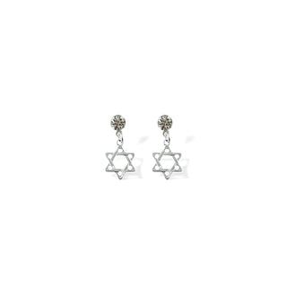 Brincos pequenos Estrela de Davi banhados a prata 925 da UNA Semijoias e Aço em fundo branco, com par delicado e sofisticado em destaque.