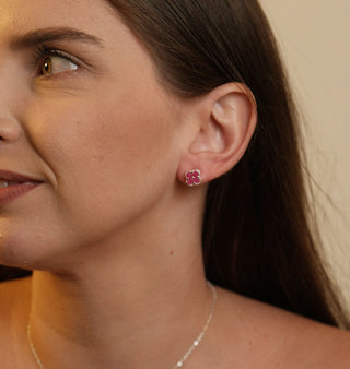 Brinco pequeno flor rosa banhado a prata 925 da UNA Semijoias e Aço em fundo branco, semijoia atemporal ideal para uso diário e revenda.