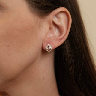 Brinco pequeno gota com zircônias banhado a prata 925 da UNA Semijoias & Aço em fundo branco, semijoia delicada e sofisticada para o dia a dia.