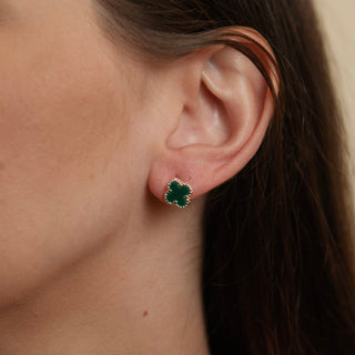 Par de brinco pequeno trevo verde banhado a prata 925 da UNA Semijoias & Aço em fundo branco, acabamento delicado e brilho suave.