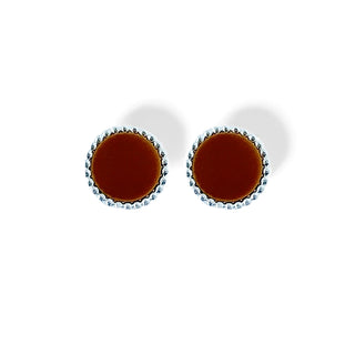 Brinco redondo marrom banhado a prata 925 da UNA Semijoias e Aço em fundo branco, semijoia antialérgica delicada para dia a dia e eventos.