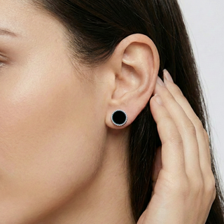 Brinco redondo preto banhado a prata 925 da UNA Semijoias e Aço em fundo branco, semijoia antialérgica delicada ideal para uso diário e ocasiões especiais.