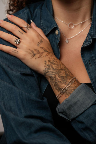 Pulseira Cartier grande, acabamento polido e imponente.