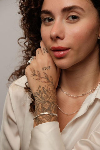 Choker Cartier grande em prata 925, acabamento polido e design clássico, leve e resistente.