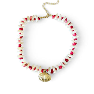 Choker de bijuteria fina com cascalhos brancos e vermelhos e pingente de concha dourada central da UNA Semijoias e Aço em fundo branco.
