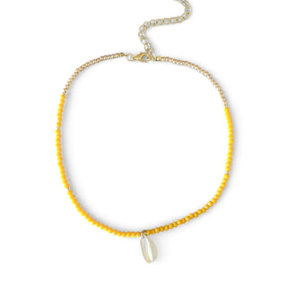 Choker de bijuteria fina com cristais amarelos e conchinha em resina central da UNA Semijoias e Aço em fundo branco.